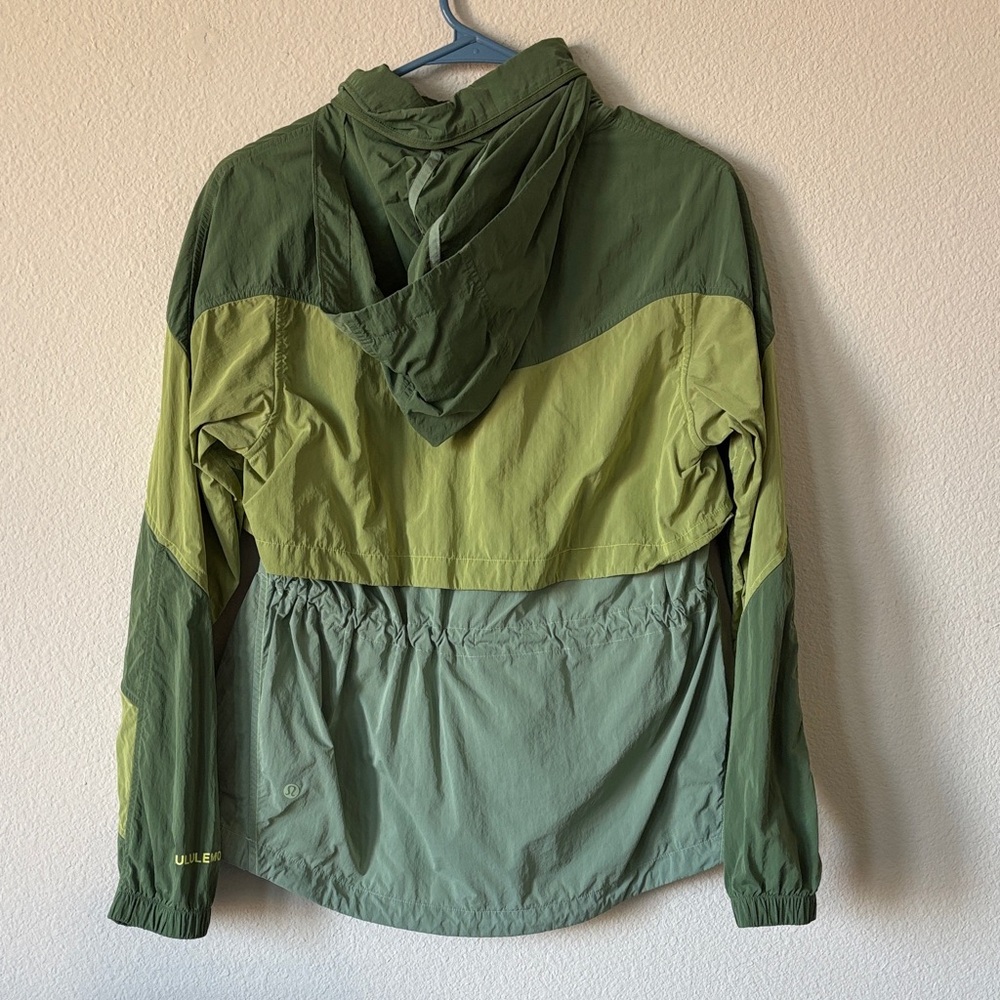 Lululemon Size 2 Good Condition Green Colorblock Windbreaker Jacket - Picture 2 of 3